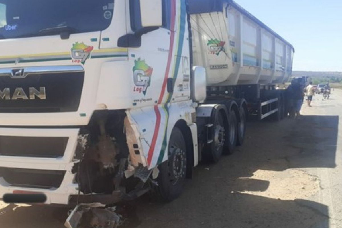 Homem morre após batida entre moto e carreta em Tanhaçu, no sudoeste da Bahia