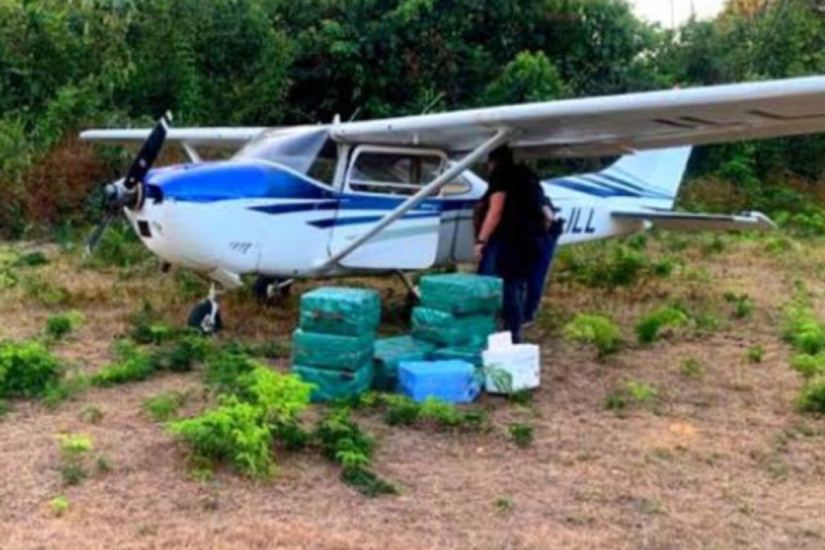 FAB intercepta avião e PF apreende mais de 600 kg de pasta base de cocaína