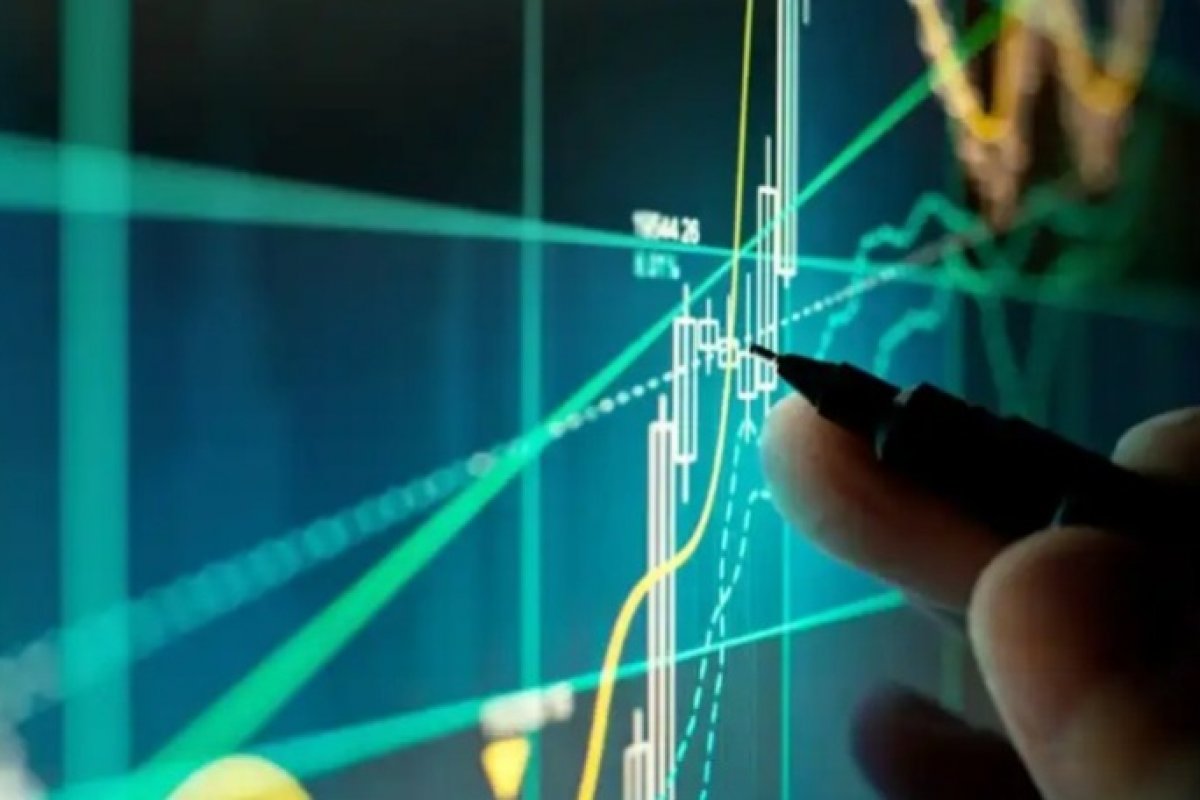 Ibovespa registra alta e dólar cai abaixo de R$ 5,30 com feriado nos EUA
