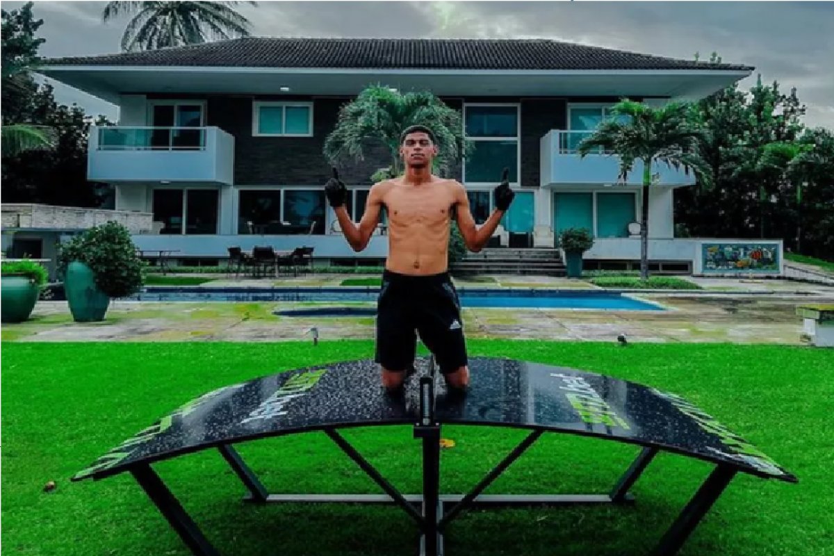 Após briga com ex-empresário, Luva de Pedreiro compartilha foto de mansão e comemora: 'podendo dar conforto para os meus pais'