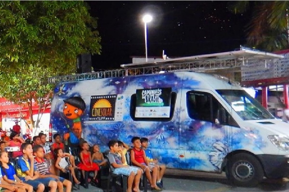 Primeiro cinema itinerante movido a energia solar chega na Bahia com programação gratuita