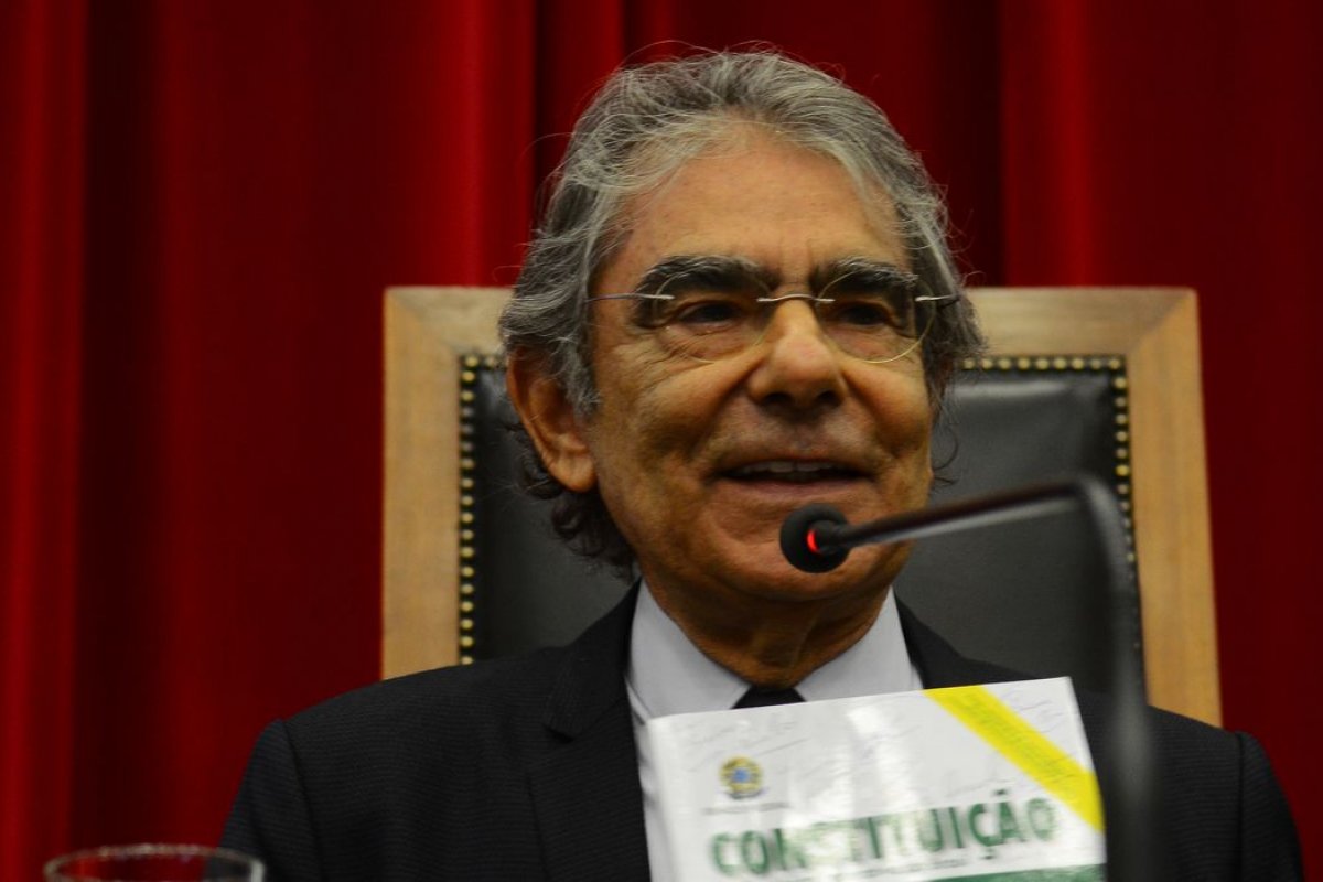 Ex-ministro do STF, Carlos Ayres Britto critica uso das emendas do relator