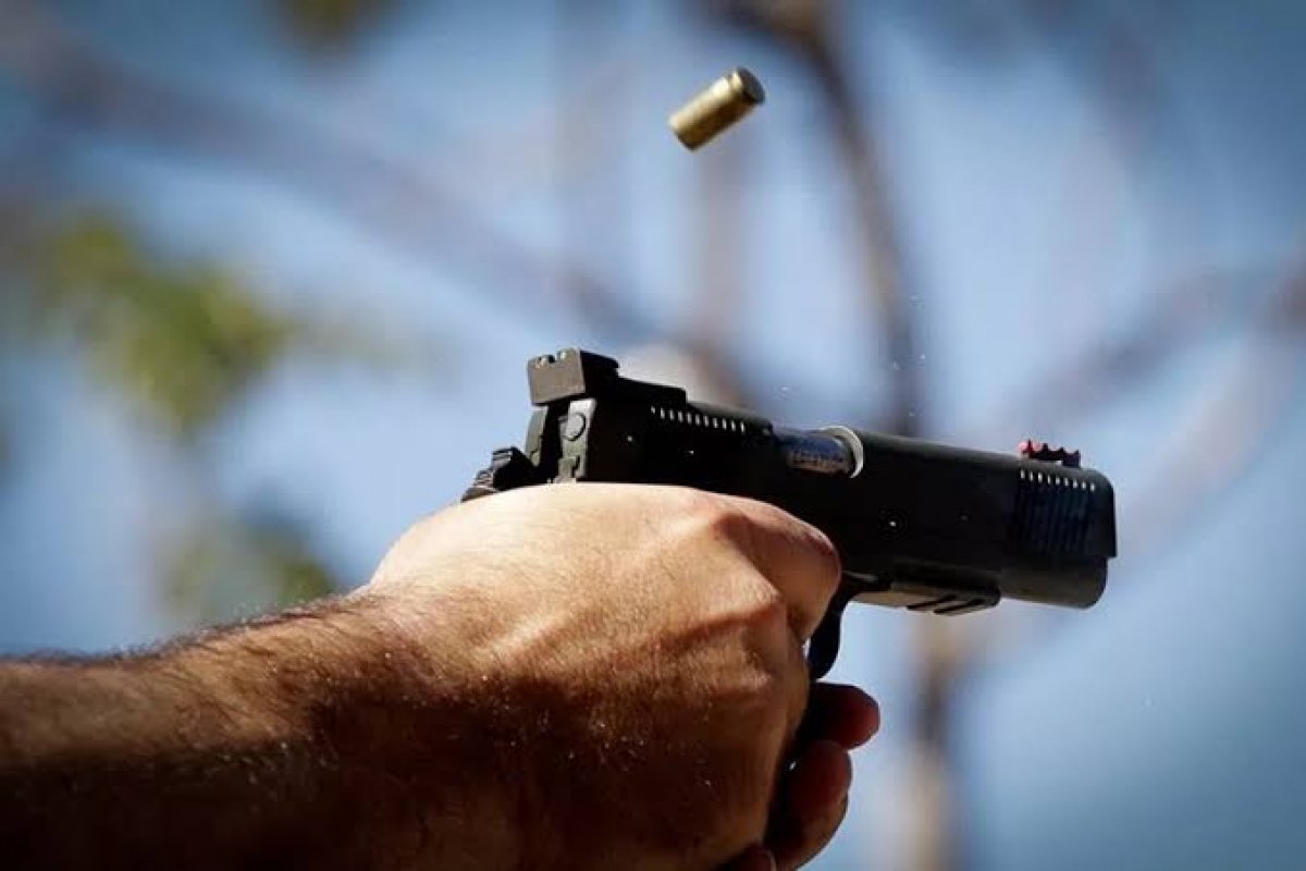 Homem invade salão de festas, faz mais de 40 disparos e mata três pessoas em Sério