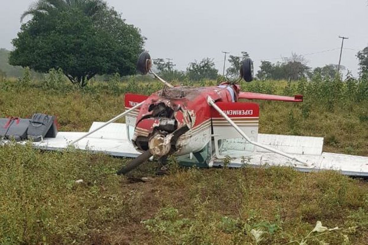 Avião de pequeno porte cai em zona rural de Ruy Barbosa (BA)