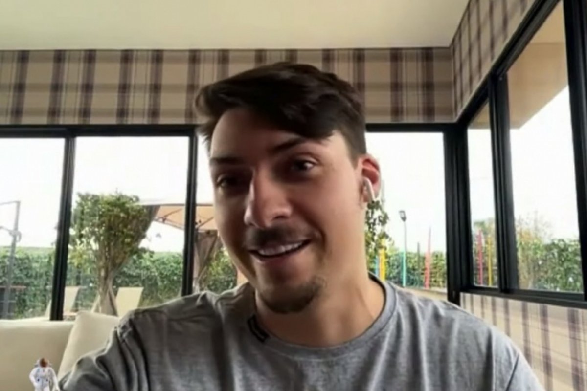 Após dizer que sofre "terror psicológico", Jair Renan esclarece falas sobre os pais