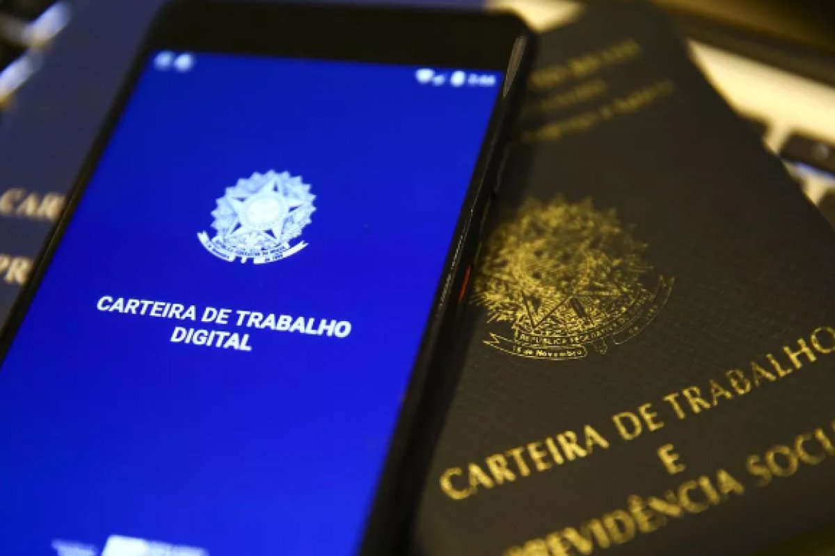 Em 1 ano, salário médio de contratação com carteira assinada cai 5,6%