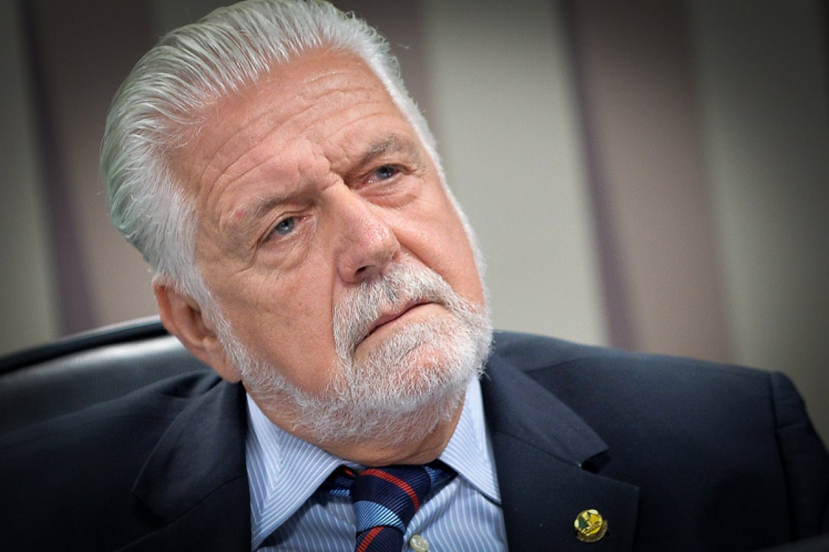 Wagner doa cerca de quatro salários de senador para o diretório do PT