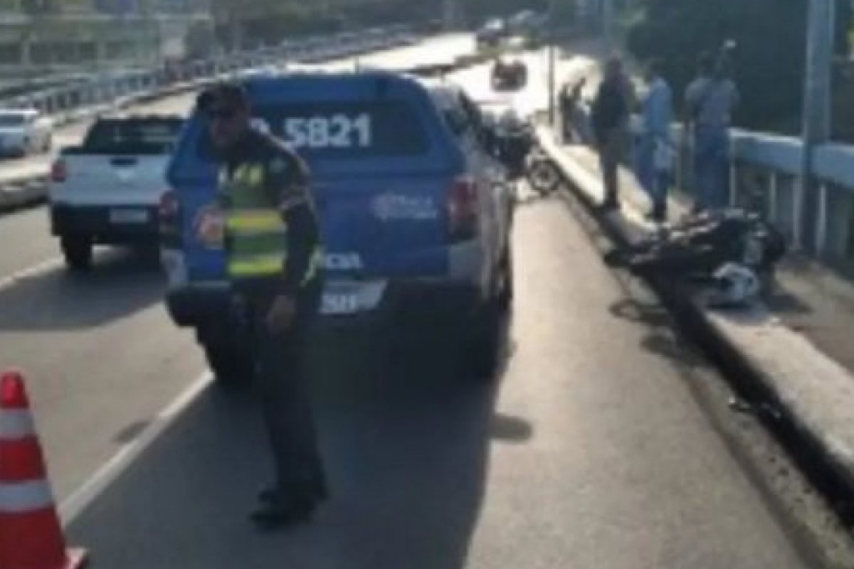 Homem cai de viaduto após acidente de moto em Salvador