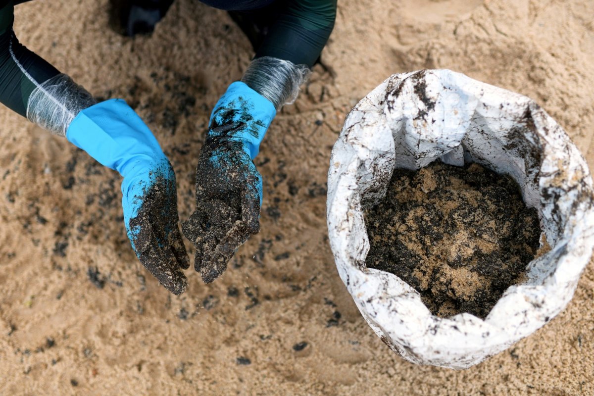 Manchas no Nordeste: Marinha envia seus dois maiores navios para auxiliar no combate ao vazamento