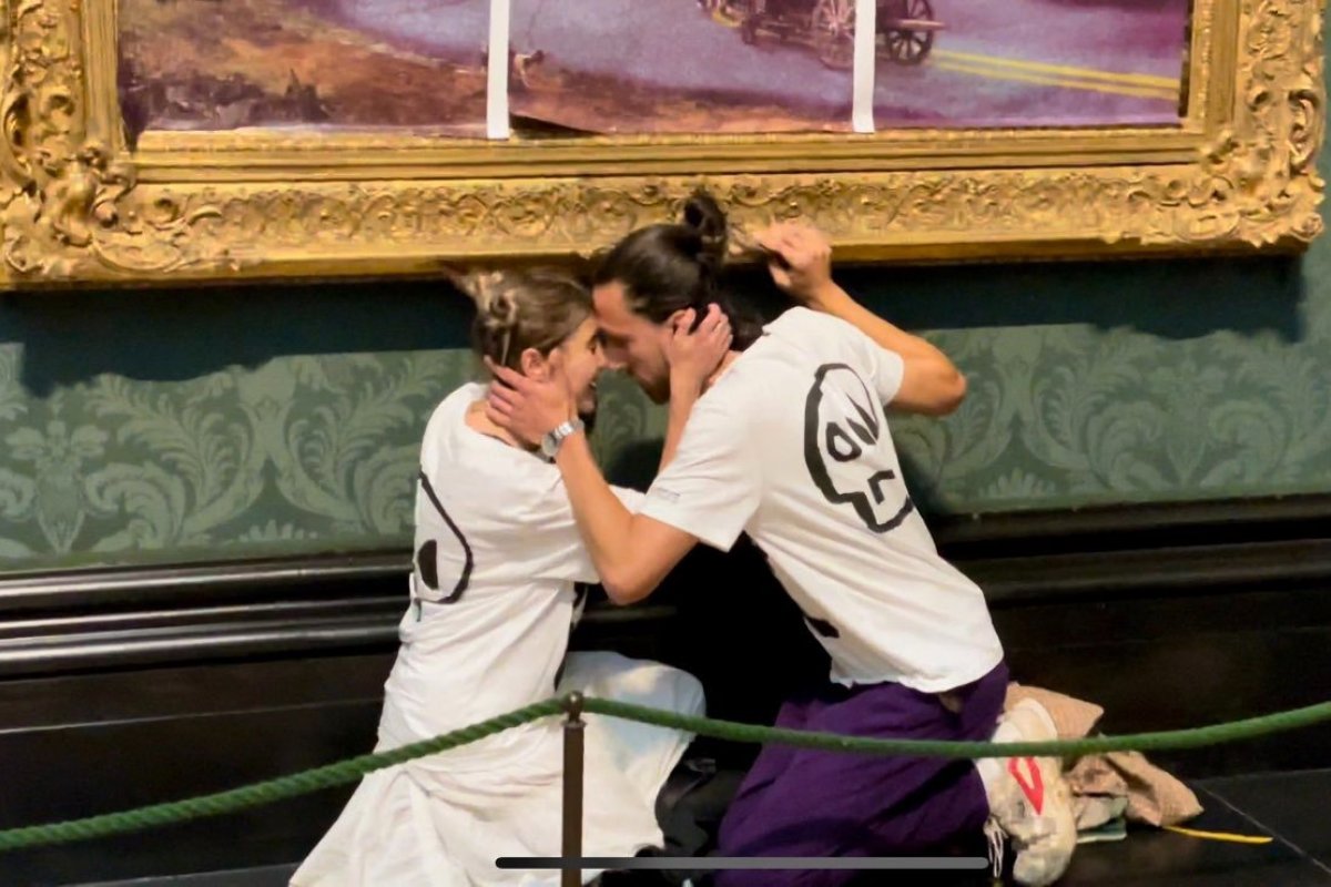 Ativistas colam as mãos em quadros de galerias durante protestos