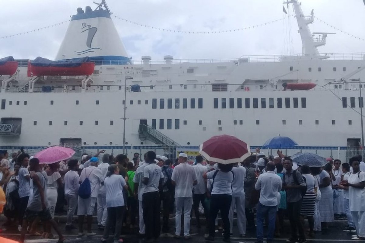 Em protesto, grupo realiza ebó coletivo em Salvador