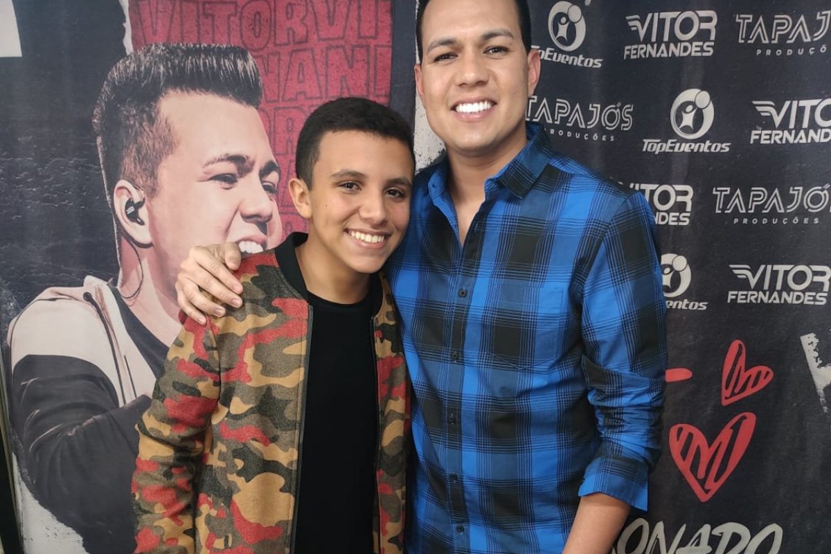 Após The Voice Kids, baiano faz participação com cantor Vitor Fernandes em grande festa!