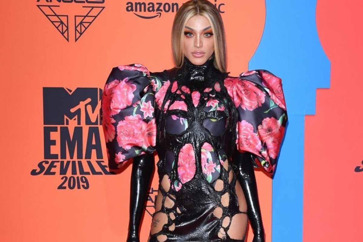 Look de Pabllo Vittar chama atenção para o vazamento de óleo nas praias nordestinas