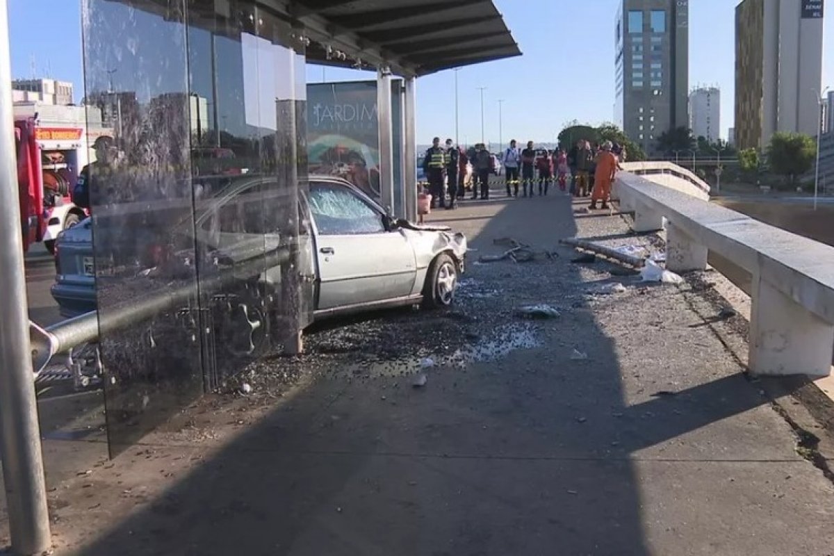 Carro bate em ponto de ônibus, atropela 5 pessoas e arremessa mulher de plataforma