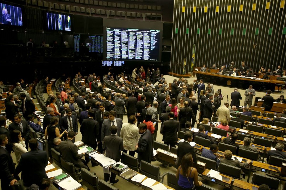 Oposição na Câmara faz movimento para tentar adiar votação da PEC dos benefícios sociais