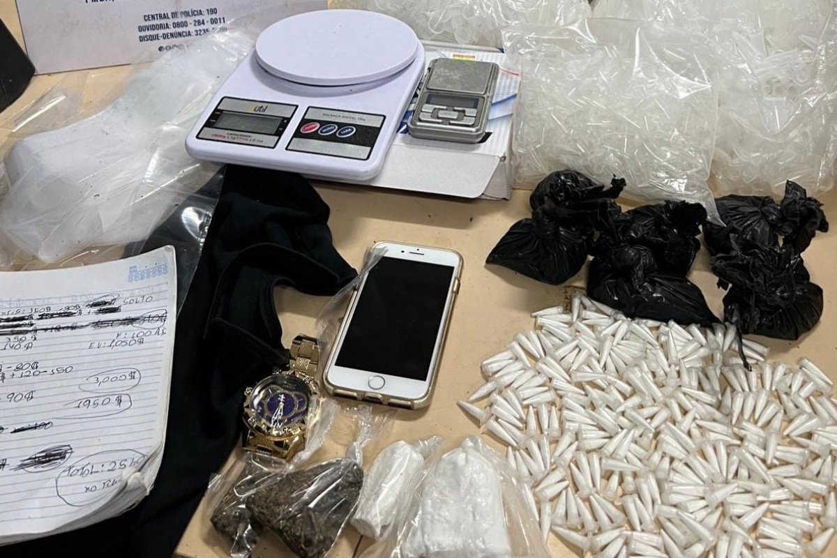 Dupla é presa ao ser flagrada com 268 porções de cocaína e maconha