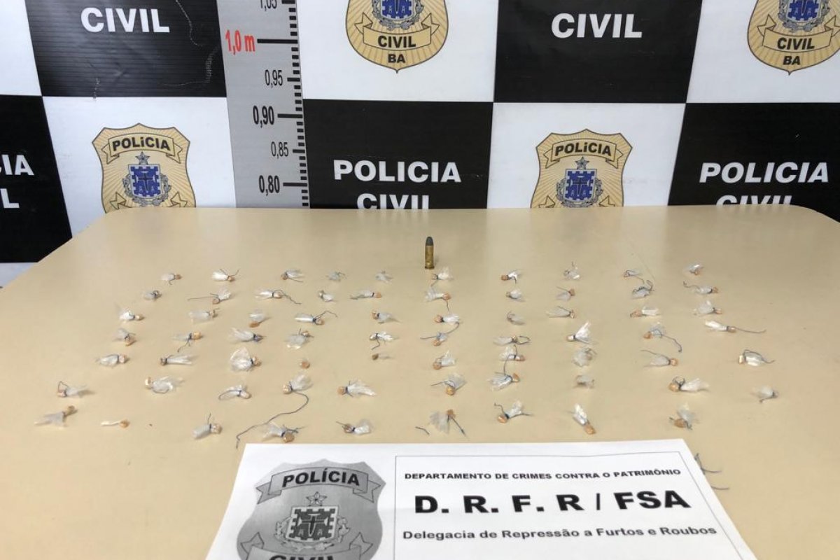 Polícia apreende droga, munição e moto roubada em Feira de Santana