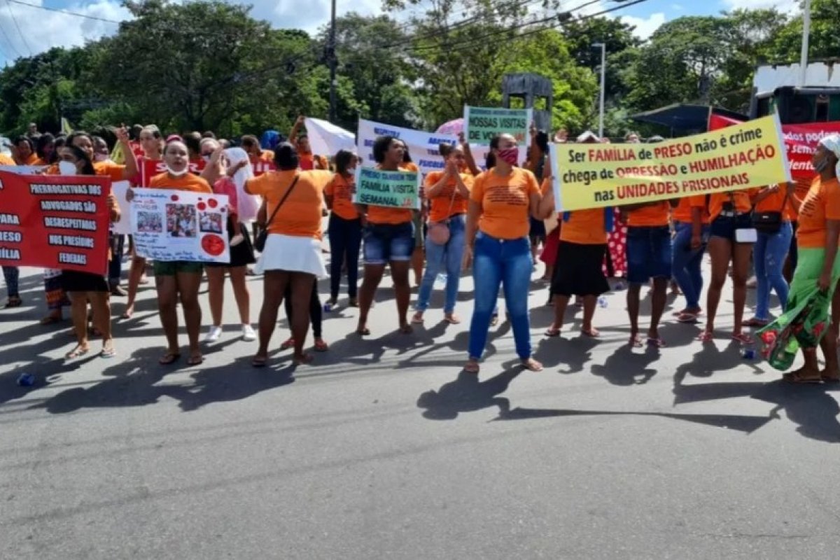 Familiares de detentos protestam em Salvador após visitas serem suspensas