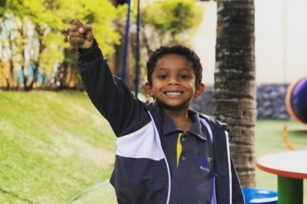 Menino de cinco anos morre atingido por trave em Brasília