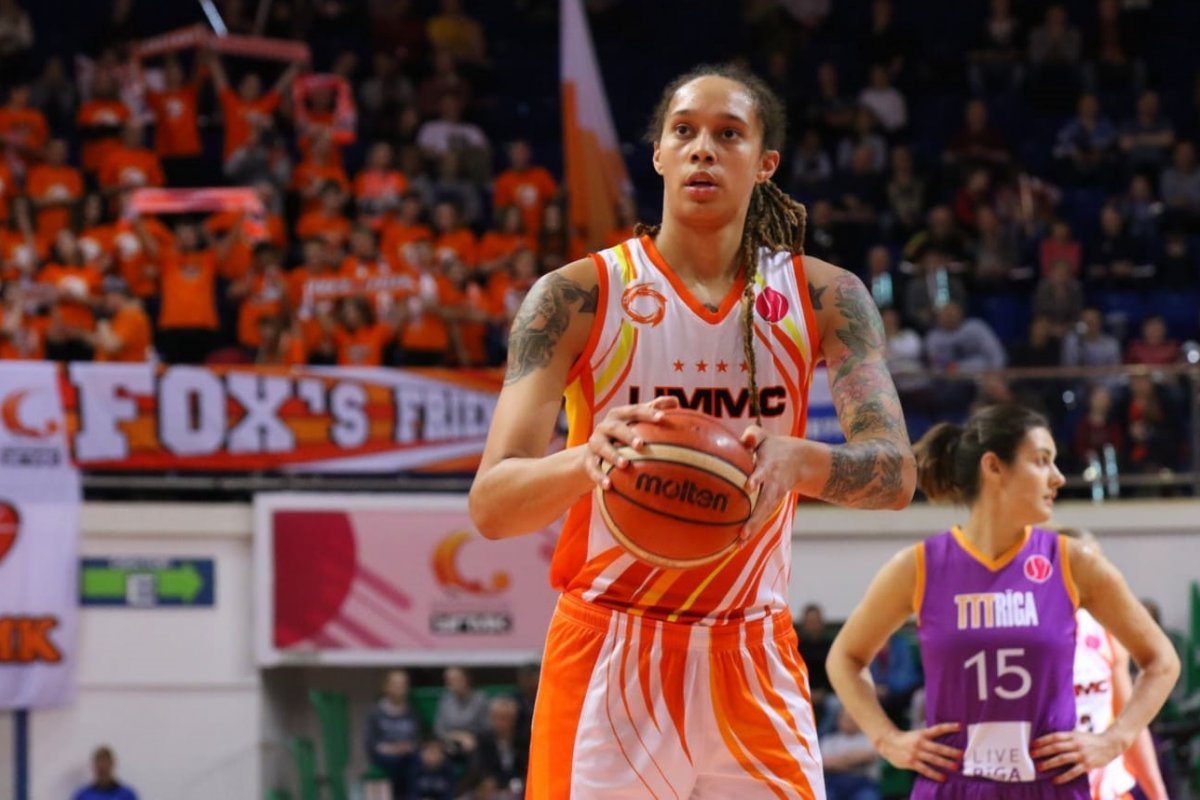 Jogadora de basquete dos EUA se declara 'culpada' em julgamento na Rússia