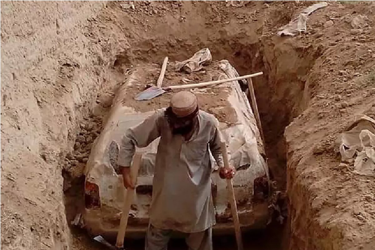 Afeganistão: carro utilizado por líder do Talibã em fuga após ataques de 2001 é desenterrado