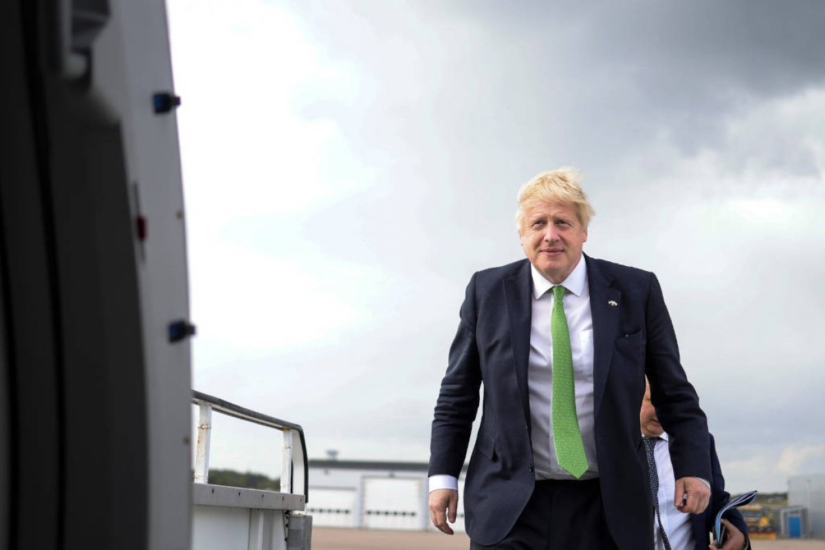 Boris Johnson fica no cargo até realizar festa de casamento na casa de campo oficial do governo