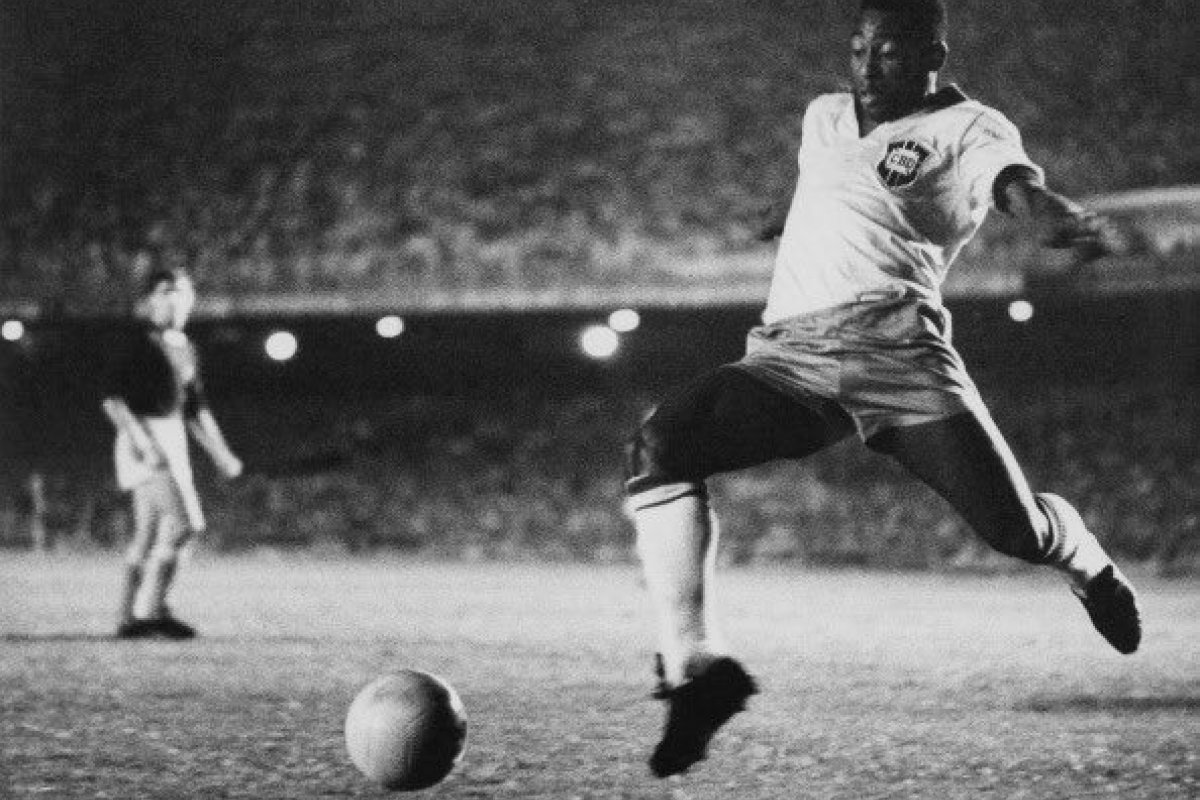 "Emoção que jamais esquecerei", diz Pelé ao relembrar primeiro jogo pela Seleção Brasileira
