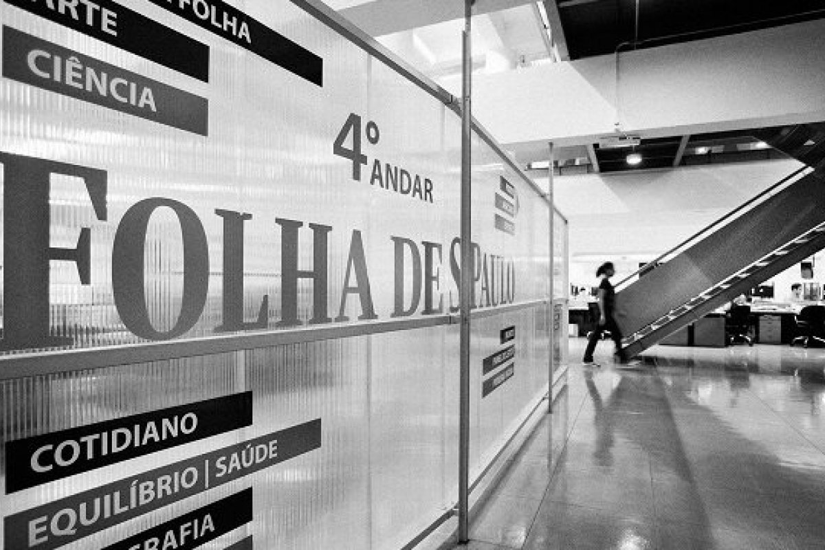 Polícia de SP investiga caso de projétil que perfurou janela da Redação da Folha