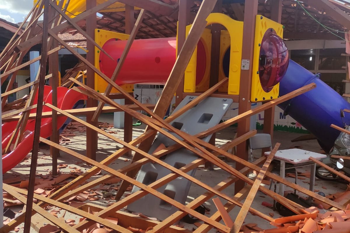 Vídeo: Sindicato pede investigação de causas do desabamento de telhado em escola em Dias d'Ávila