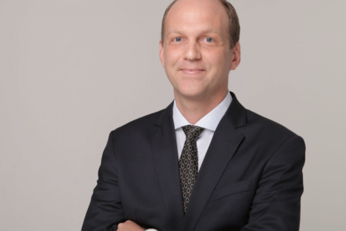 Carro de juiz que ordenou a prisão de Milton Ribeiro é atacado com fezes e terra