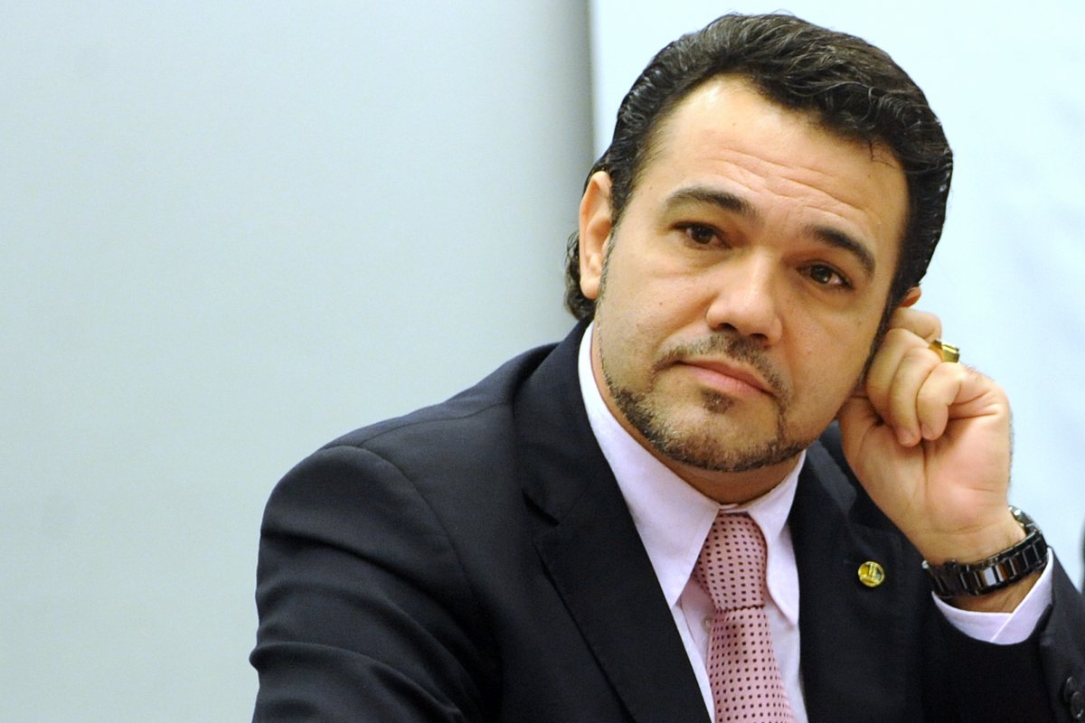 Feliciano pede que grupo 'espanque' Randolfe nas redes; Senador responde