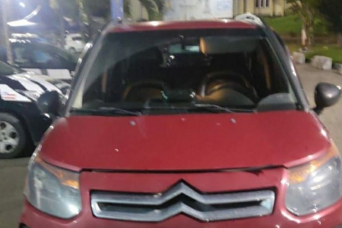 Veículo roubado é recuperado no bairro da Boca do Rio, em Salvador
