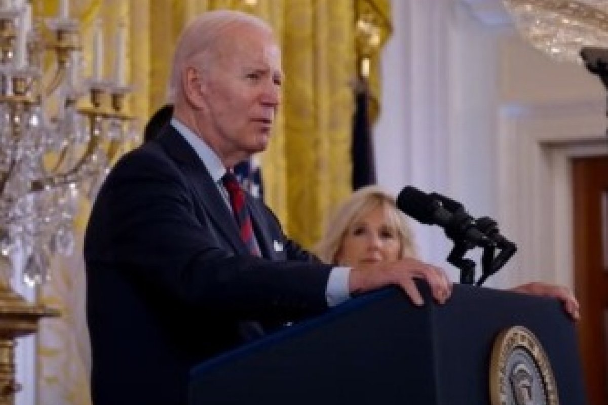 Biden assina ordem para garantir acesso a medicamentos para aborto