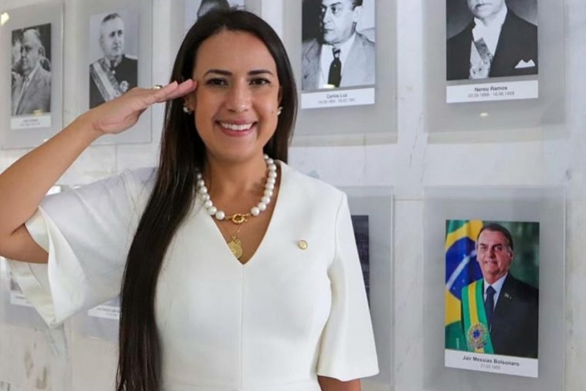 TRE exige retirada de outdoor da deputada Talita Oliveira em Salvador