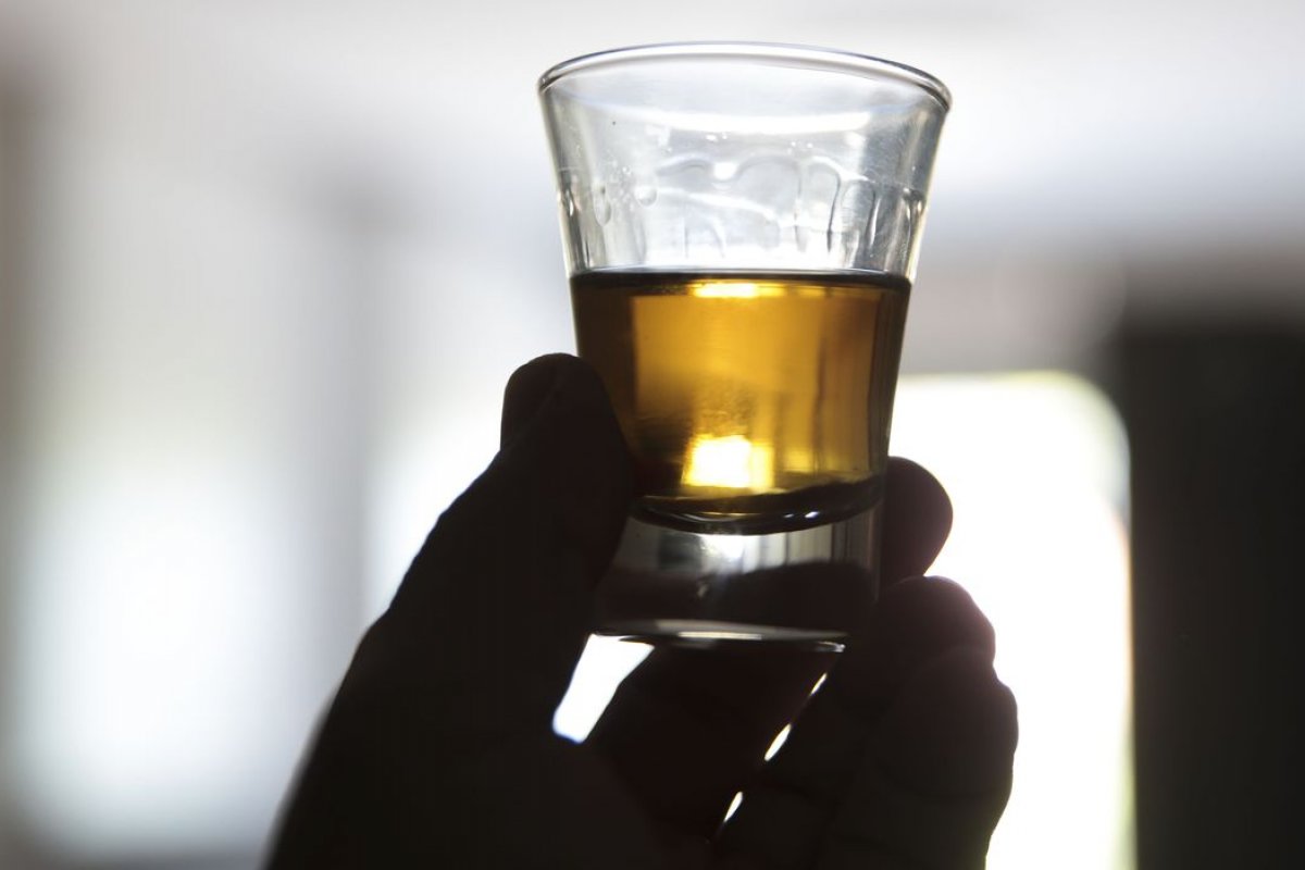 Consumo de álcool antes de dormir pode prejudicar o sono, aponta especialista