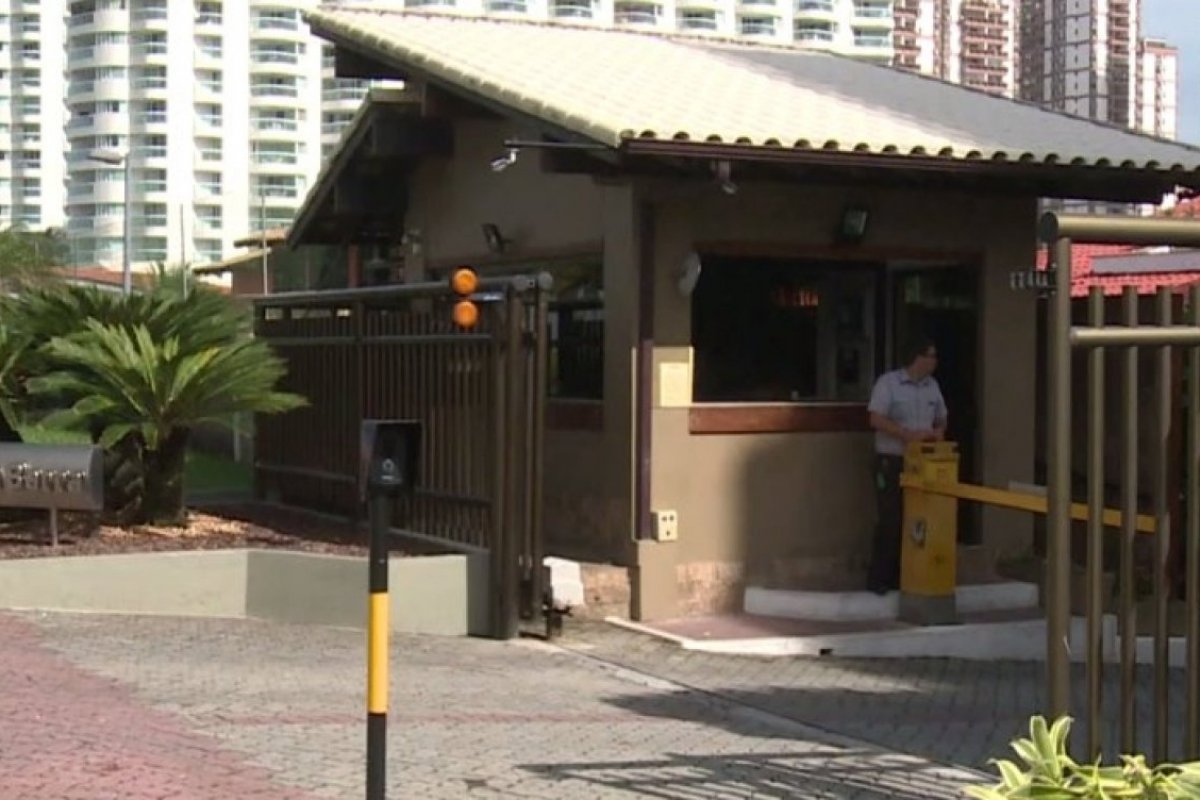 Porteiro que anotou a chegada de Élcio não é o mesmo que prestou o depoimento, diz Veja