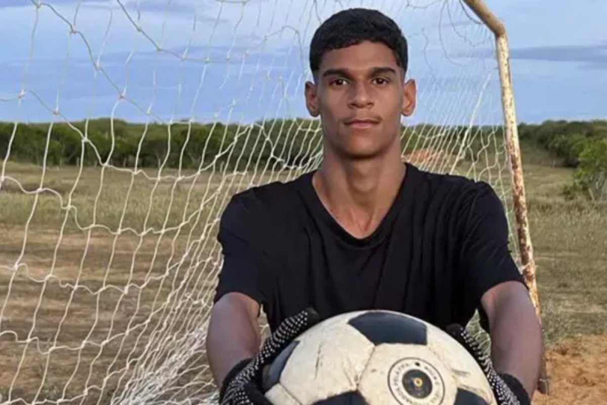 Luva de Pedreiro recebe intimação judicial após voltar do Marrocos