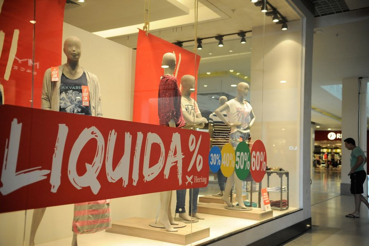 Redução na renda familiar impactou frequência de idas aos comércios do brasileiro, aponta pesquisa