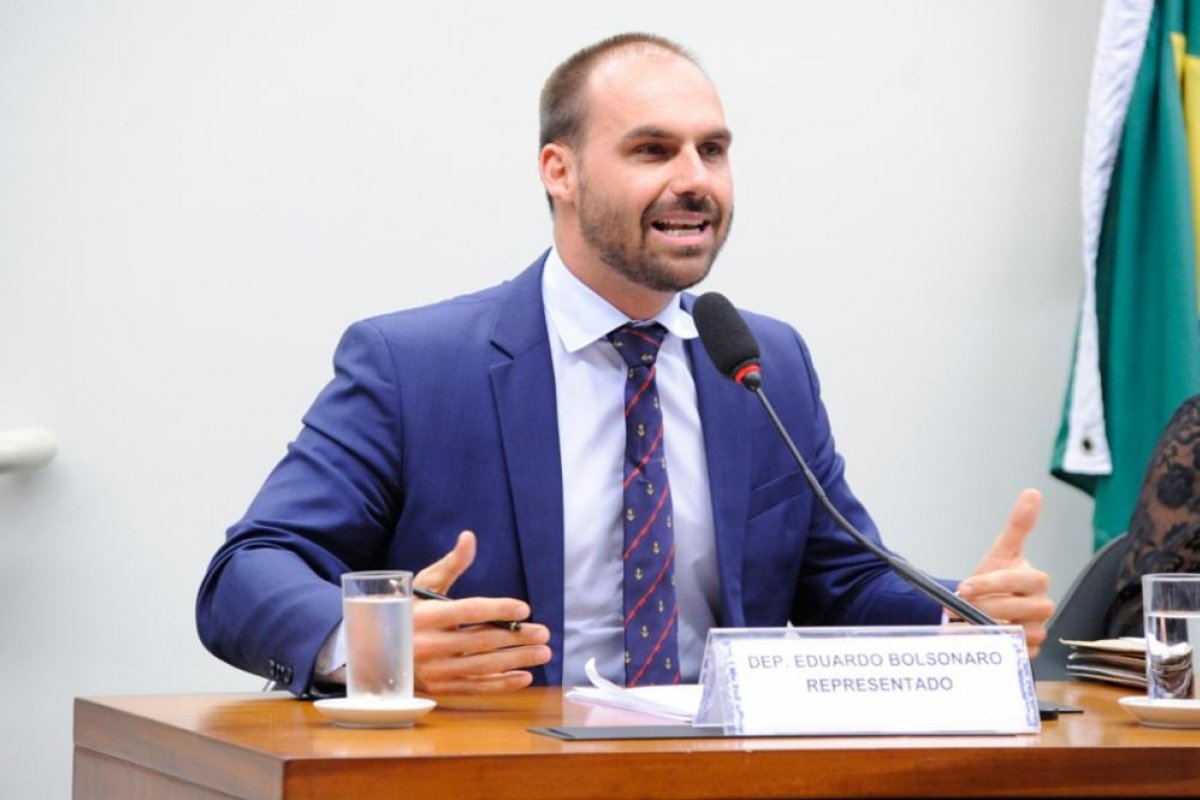 Em evento Pró-Armas, Eduardo Bolsonaro diz que pretende fazer projetos de segurança tramitarem na Câmara