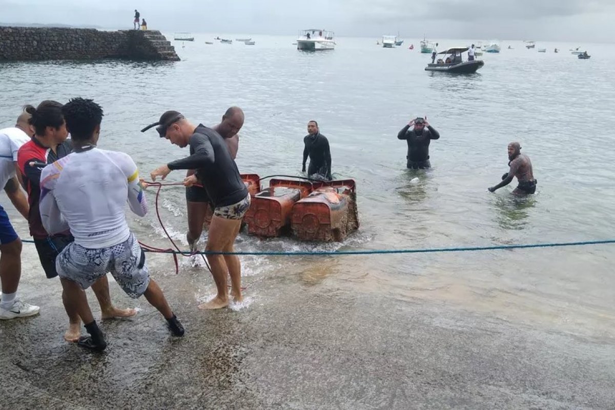 Cerca de 400kg de lixo são coletados no Porto da Barra, em Salvador