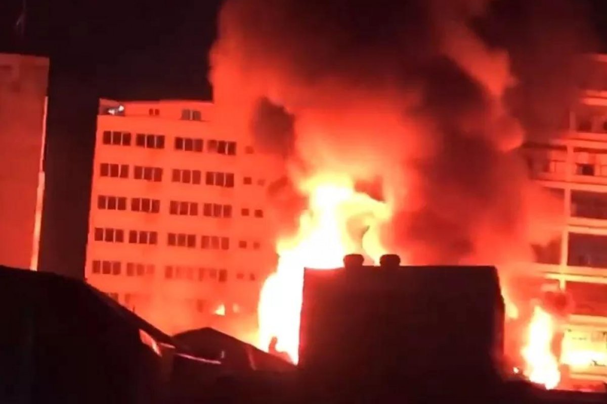 Vídeo: Incêndio de grande proporção atinge prédios comerciais no centro de São Paulo