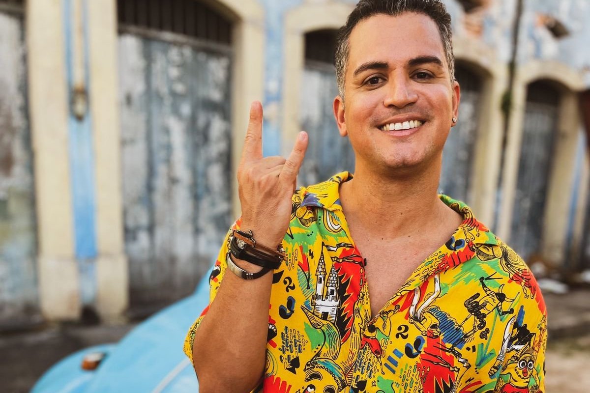 Fred Fan, conhecido por fazer backing vocal para grandes artistas baianos, apresenta show dançante de Axé, MPB e POP no DuPorto Empório!