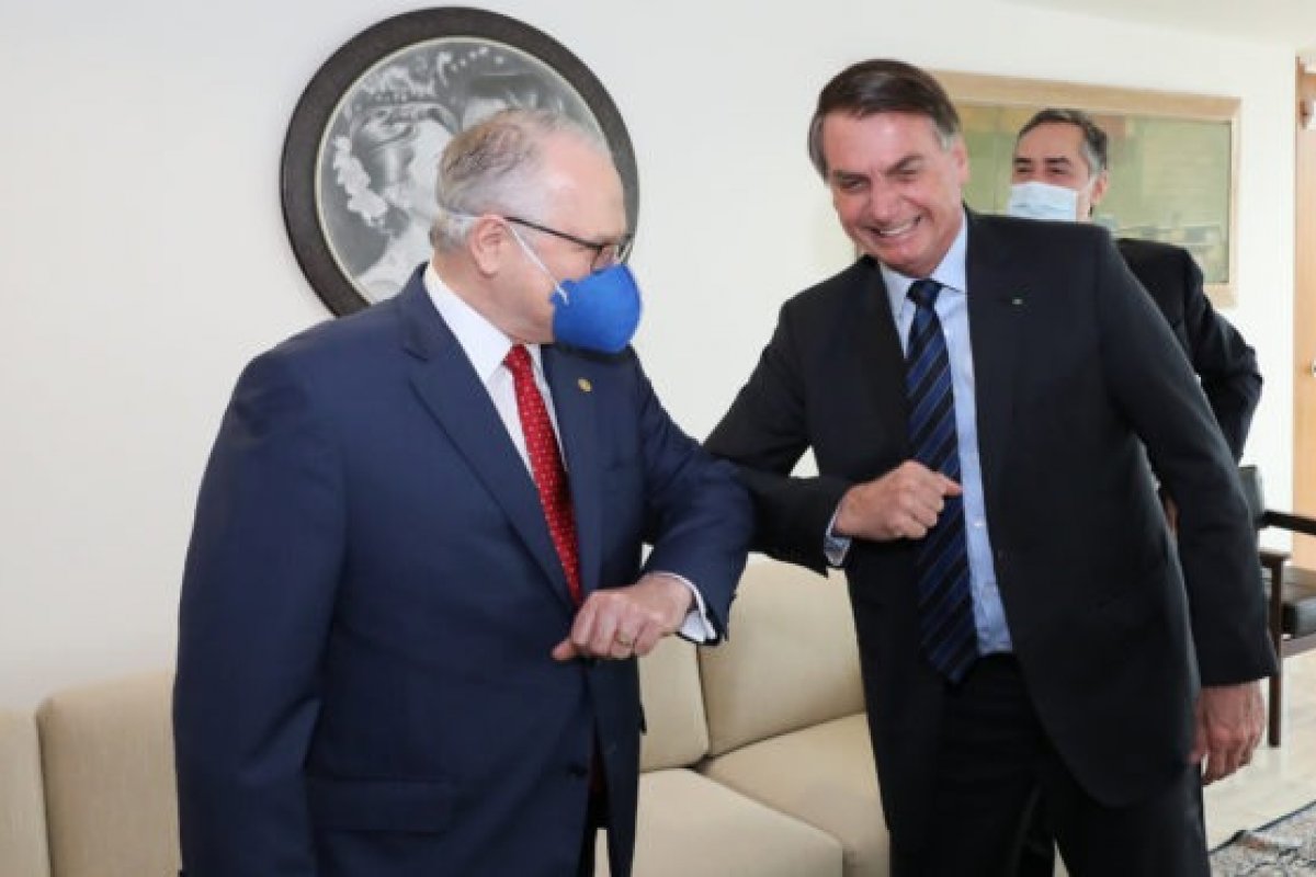 "Fachin nao tem compromisso com a democracia", diz Bolsonaro sobre ministro do STF