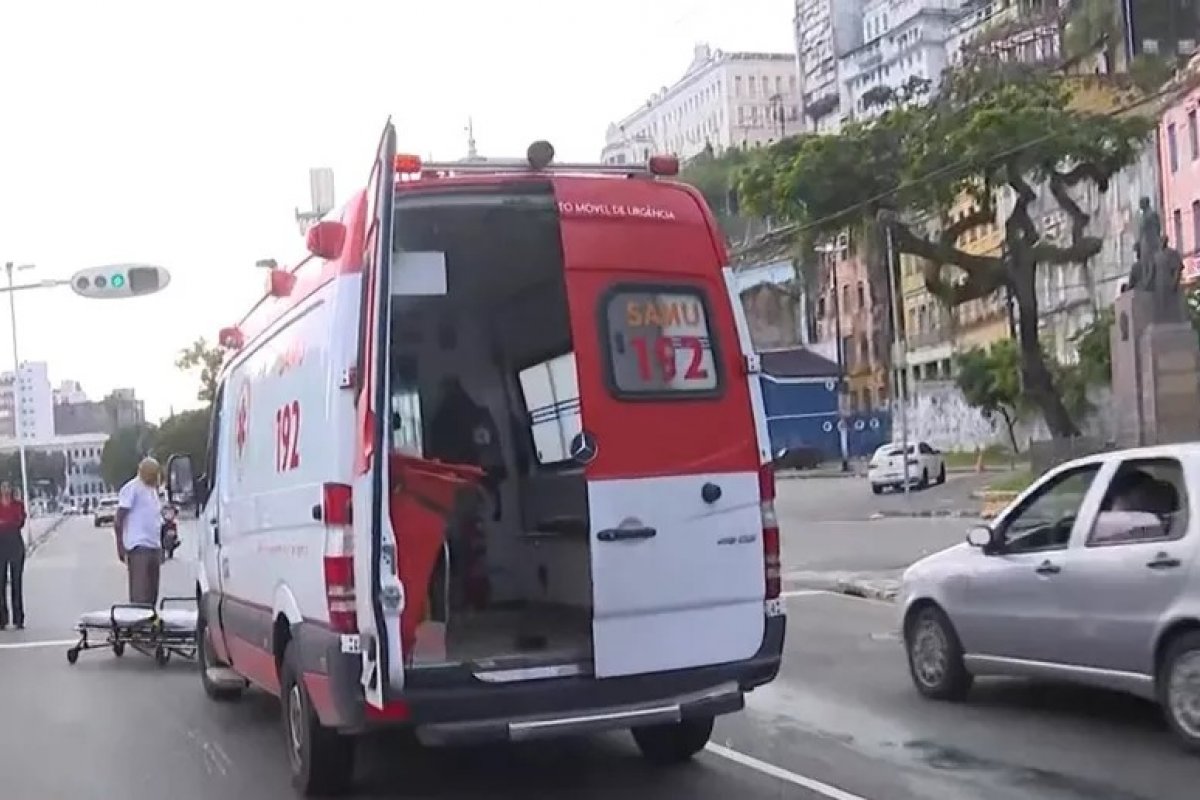 Motorista de van atropela idoso ao tentar desviar de ônibus quebrado na Av. Contorno