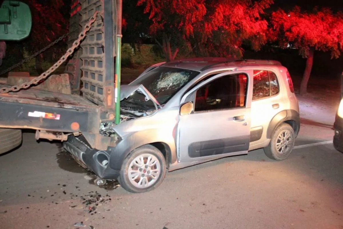 Motorista morre após bater carro no fundo de uma carreta no oeste da Bahia