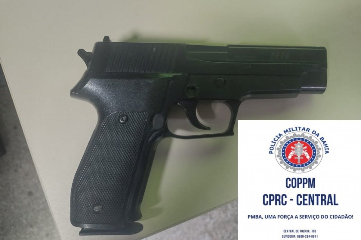 Polícia apreende arma falsa no bairro de Cajazeiras, em Salvador 