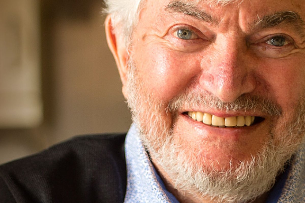 Morre Monty Norman, compositor da música tema do filme James Bond