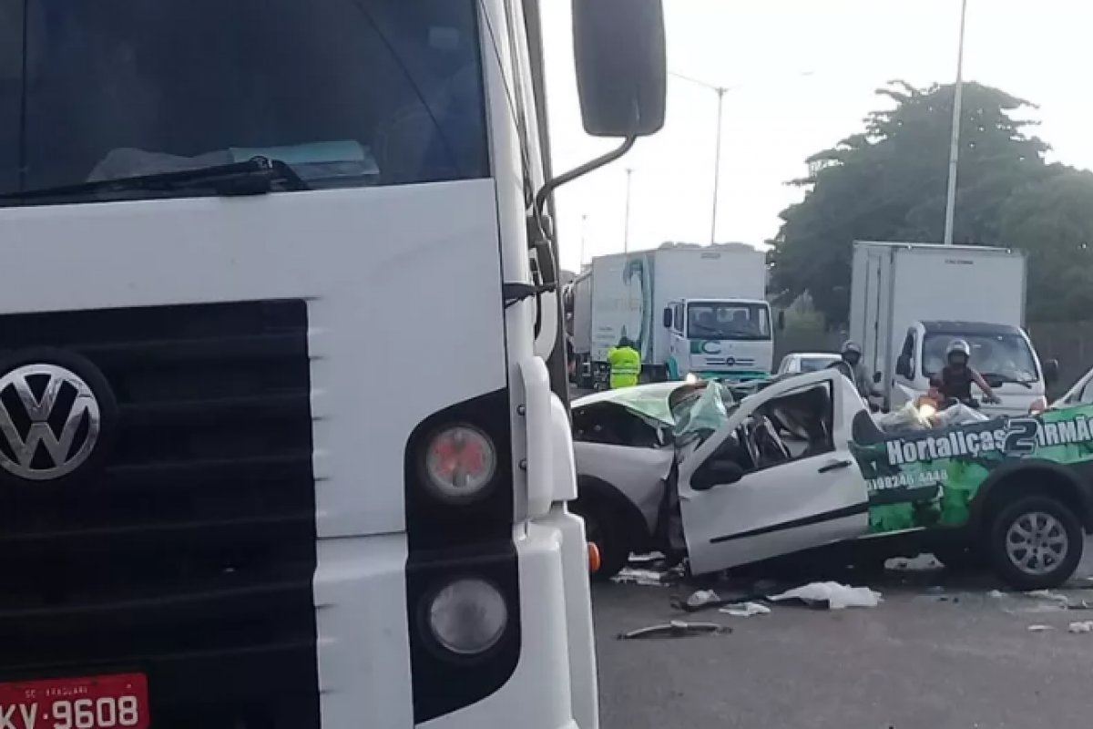 Acidente entre caminhão e fiat strada deixa pai e filho em estado grave