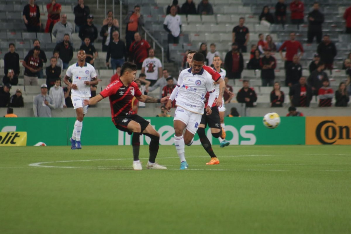 Vídeo: Davó faz golaço, mas Bahia leva virada do Athletico e dá adeus a Copa do Brasil; confira o gol Tricolor