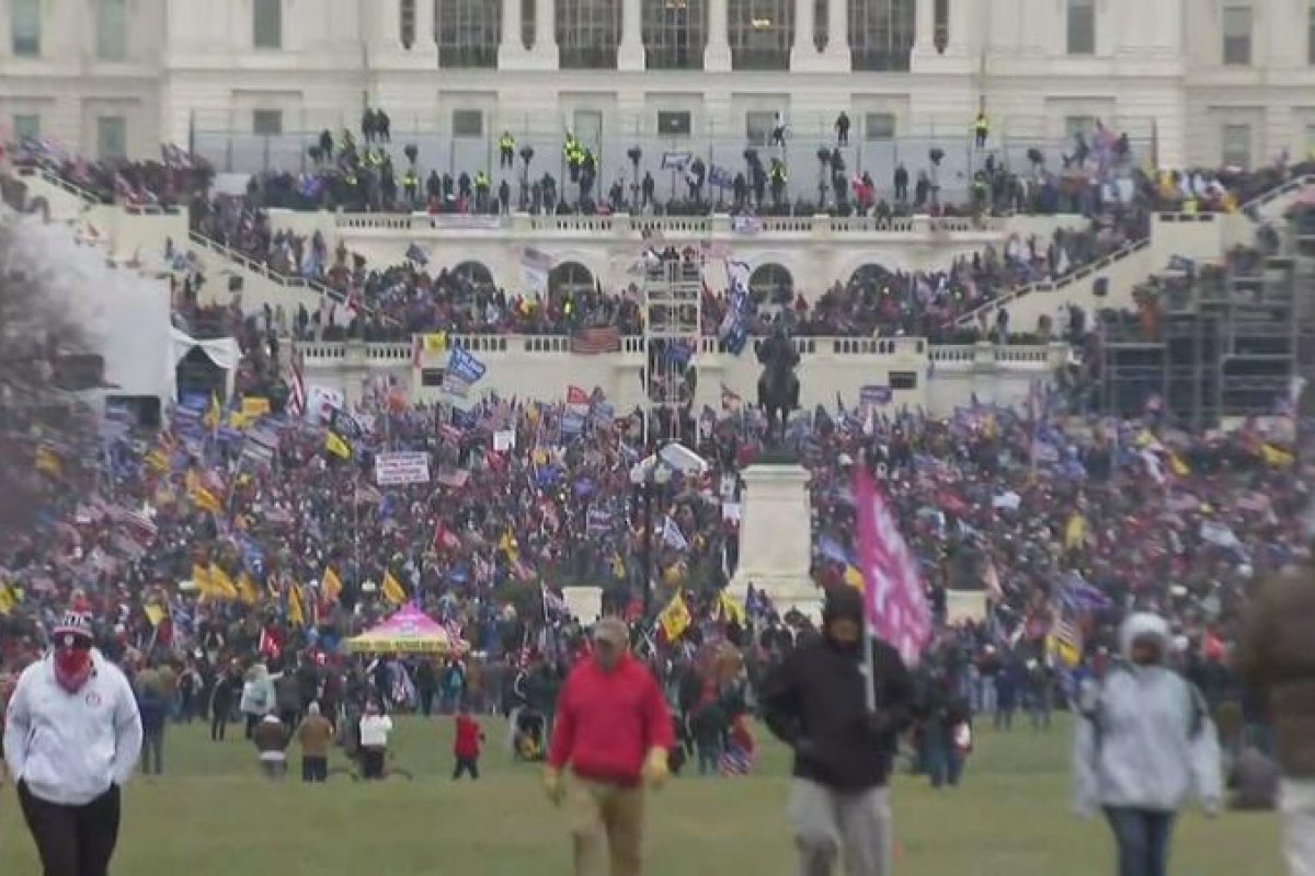 Tuíte de Donald Trump teria incitado invasão ao Capitólio, segundo comissão